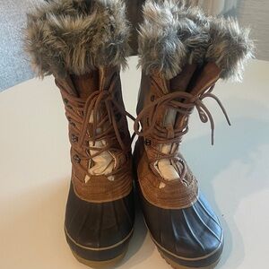 Khombu Women's Brown and Cream Winter Boots